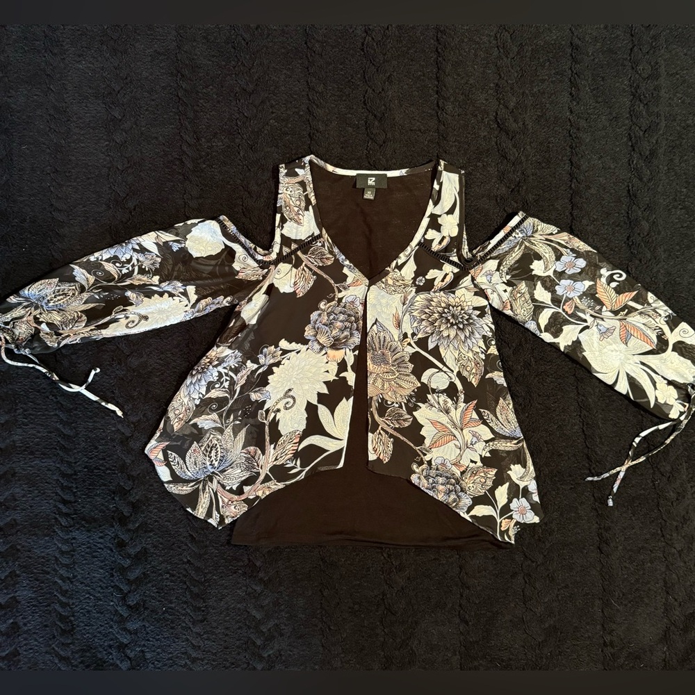 3 FOR $18: IZ Byer floral cold shoulder blouse, Size XS
